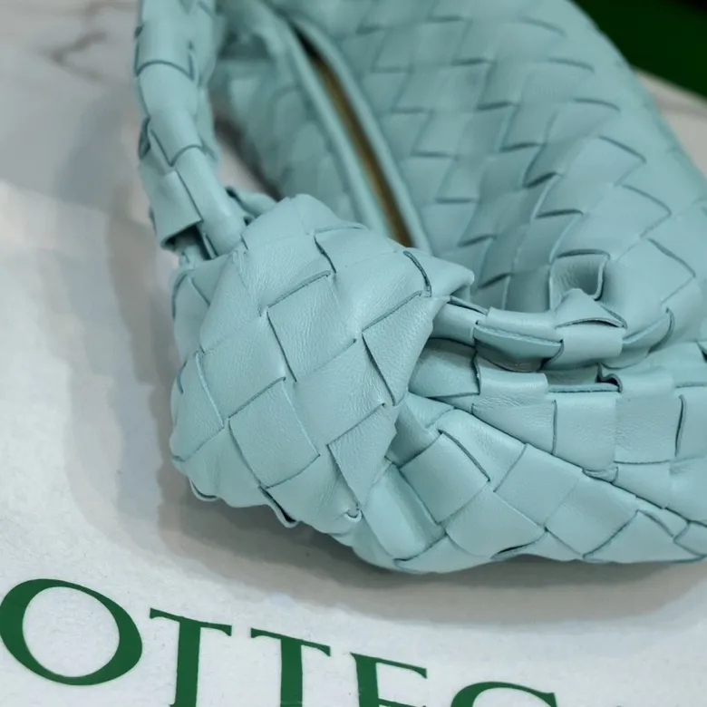 Batch 1120BV Bottega Veneta's new early spring women's MINI JODIE handbag BV bag 🔥The new method is based on the original rounded corners, knotted with classic woven leather round hobo bag, The most iconic triangular pull-out design, using sheepskin draped soft shape, is super suitable for concave shapes~ Jodie feels really gentle to people, and is definitely the best item for daily matching. It has the same weave, new elements and twists, is compact and versatile, and is the new favorite of street style Internet celebrities! Dimensions: 23x28x8 Model: 6699-1
